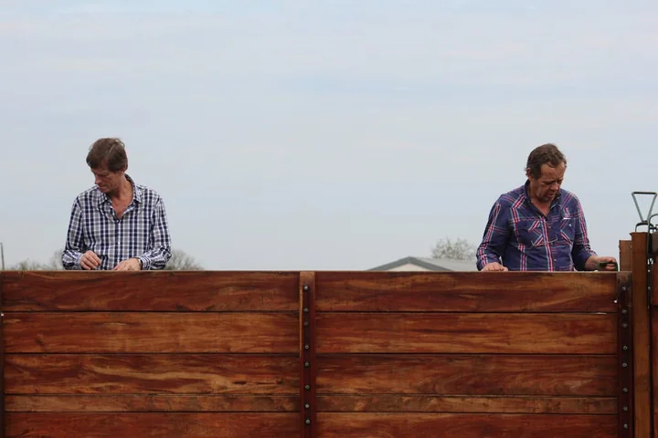 Podkłady i gruntoemalie przy malowaniu ogrodzeń – kiedy są niezbędne