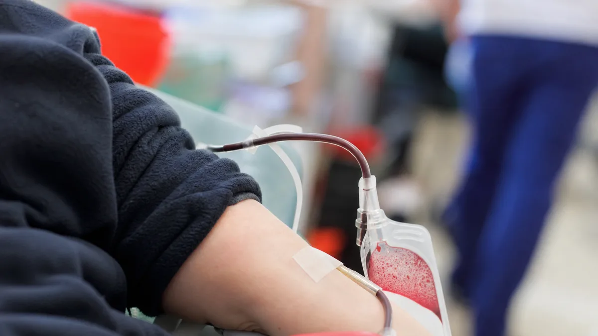 Trzech strażników miejskich z Grudziądza wyróżnionych za oddawanie krwi
