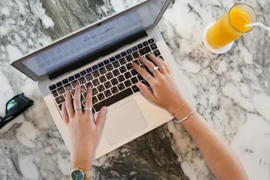 Zniesławienie w internecie i poza nim – gdzie kończy się krytyka, a zaczyna odpowiedzialność karna?