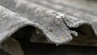 Azbest na dachu nie zniknie sam. Właścicieli czekają obowiązki