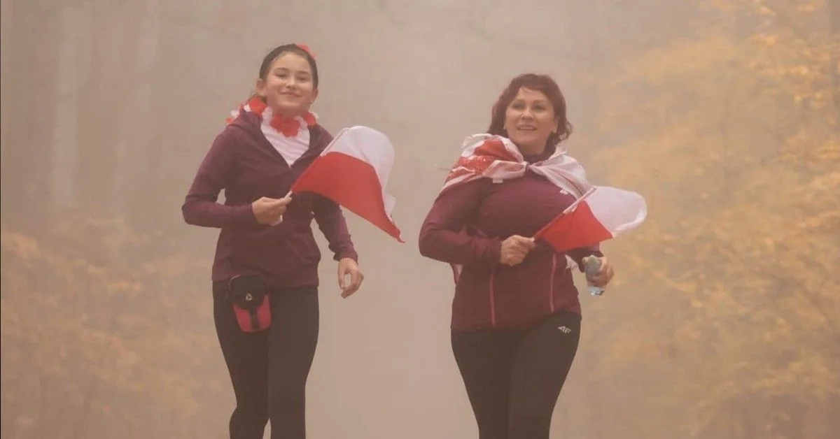 Grafika promocyjna wydarzenia Biało-Czerwony parkrun Grudziądz w Lesie