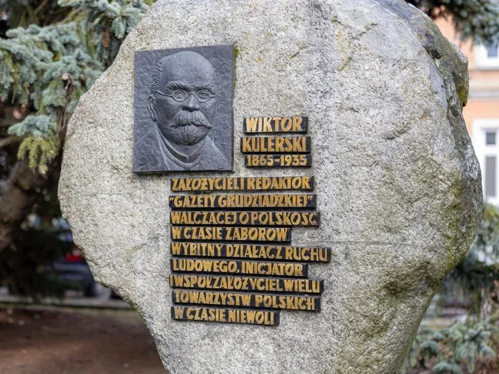 Kwiaty i znicze pod obeliskiem. Grudziądz upamiętni Wiktora Kulerskiego