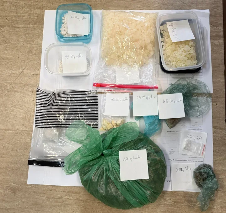 Blisko 2 kilogramy substancji 2C-B w mieszkaniu. Dwie 28-latki z zarzutami