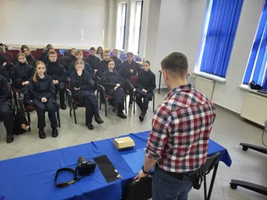 Młodzież z liceum weszła do centrum dowodzenia - policja odsłoniła kulisy służby